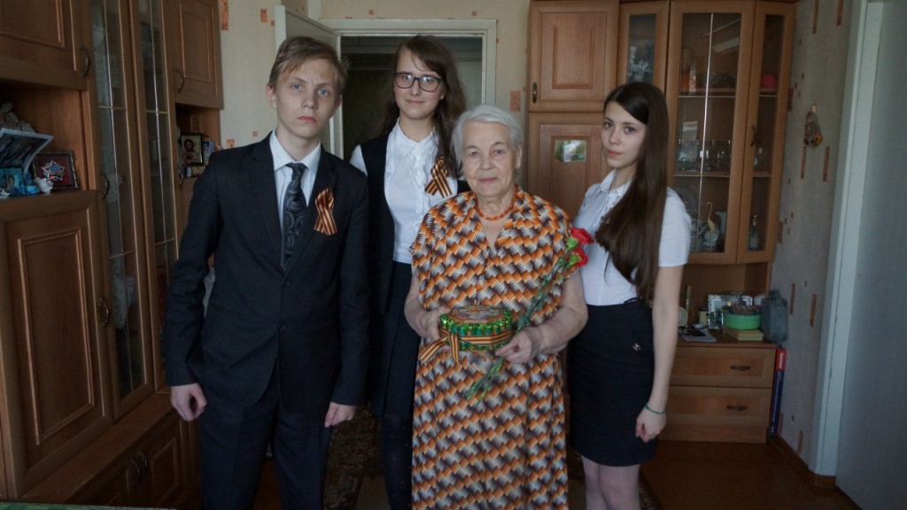Ученики 8 "А" в гостях у Колодкиной А.И. Май 2015 г.